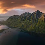 Lofoten Red Willa Laupstad