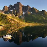 Willa Lofoten Red